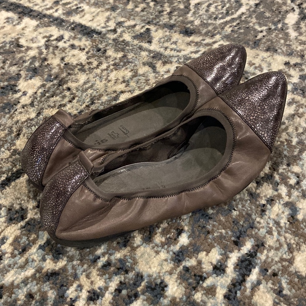 Tamaris comfort flats, size 42 but fit like an 11.